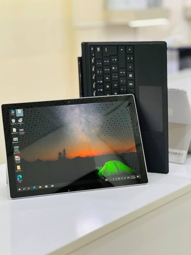 لپ تاپ 12.5 اینچی استوک Surface pro 5 با حافظه 256 و رم 8 گیگ